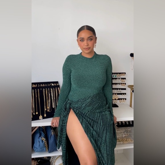 Two piece set: green sparkly bodysuit with a matching skirt sarong - Picture 4 of 4